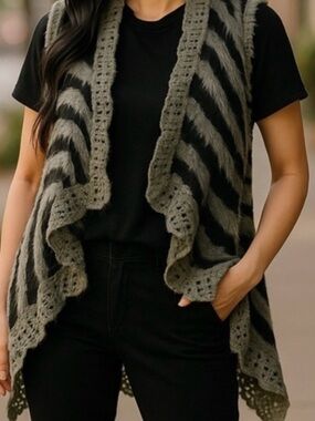 Y2K Intrigue Black & Gray Crochet Faux Fur BOHO Vest Petite S Fits up to Size M